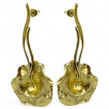 Carica l&#39;immagine nel visualizzatore di Gallery, Orecchini pendenti floreali in bronzo dorato
