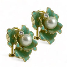 Carica l&#39;immagine nel visualizzatore di Gallery, Orecchini fiore in argento dorato con perle e smalti colorati

