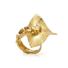 Carica l'immagine nel visualizzatore di Gallery, Anello Manta in bronzo dorato - Rosso Veneziano Gioielli