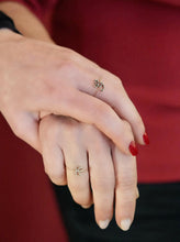 Carica l'immagine nel visualizzatore di Gallery, Anello con iniziale C in oro rosa e diamanti – Rosso Veneziano Gioielli