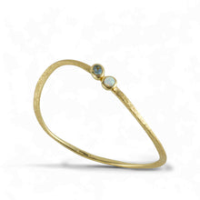 Carica l'immagine nel visualizzatore di Gallery, Bracciale rigido in argento dorato martellato con quarzo e opale arlecchino