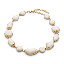 Carica l'immagine nel visualizzatore di Gallery, Collana Girocollo in Bronzo Dorato e Resine Bianche – Rosso Veneziano Gioielli