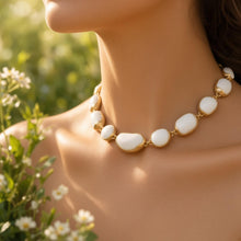 Carica l'immagine nel visualizzatore di Gallery, Collana Girocollo in Bronzo Dorato e Resine Bianche – Rosso Veneziano Gioielli