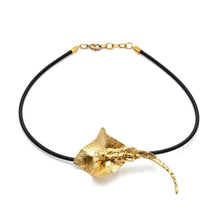Carica l'immagine nel visualizzatore di Gallery, Collana Manta in bronzo dorato - Rosso Veneziano Gioielli