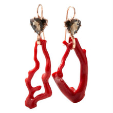 Carica l'immagine nel visualizzatore di Gallery, Orecchini Asimmetrici in Corallo Naturale e Quarzo Fumé – Argento Rosa - Rosso Veneziano Gioielli