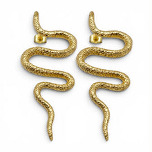 Carica l'immagine nel visualizzatore di Gallery, Orecchini Serpente in Bronzo Dorato – Rosso Veneziano Gioielli