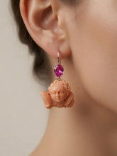 Carica l'immagine nel visualizzatore di Gallery, Orecchini in Argento Rosa con Angioletti Incisi in Corallo Naturale e Zaffiri Rosa Lab – Rosso Veneziano Gioielli
