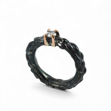 Carica l'immagine nel visualizzatore di Gallery, Anello martellato in argento brunito nero e oro con diamante Lab Grown – Rosso Veneziano Gioielli