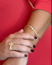 Carica l'immagine nel visualizzatore di Gallery, Bracciale rigido in argento dorato martellato con quarzo e opale arlecchino