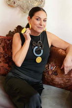 Carica l&#39;immagine nel visualizzatore di Gallery, Anello donna ovale in ebano con foglia d&#39;oro - Rosso Veneziano Gioielli
