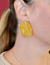 Carica l'immagine nel visualizzatore di Gallery, Orecchini artigianali in ambra cabochon con diamanti Lab - Rosso Veneziano Gioielli
