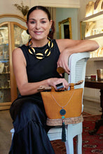 Carica l&#39;immagine nel visualizzatore di Gallery, Anello donna rettangolare in ebano - Rosso Veneziano Gioielli
