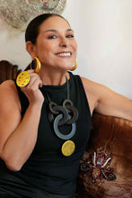 Carica l&#39;immagine nel visualizzatore di Gallery, Anello donna ovale in ebano con foglia d&#39;oro - Rosso Veneziano Gioielli
