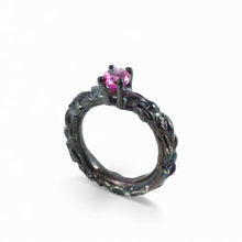 Carica l&#39;immagine nel visualizzatore di Gallery, Anello martellato in argento brunito nero con rubino– Rosso Veneziano Gioielli
