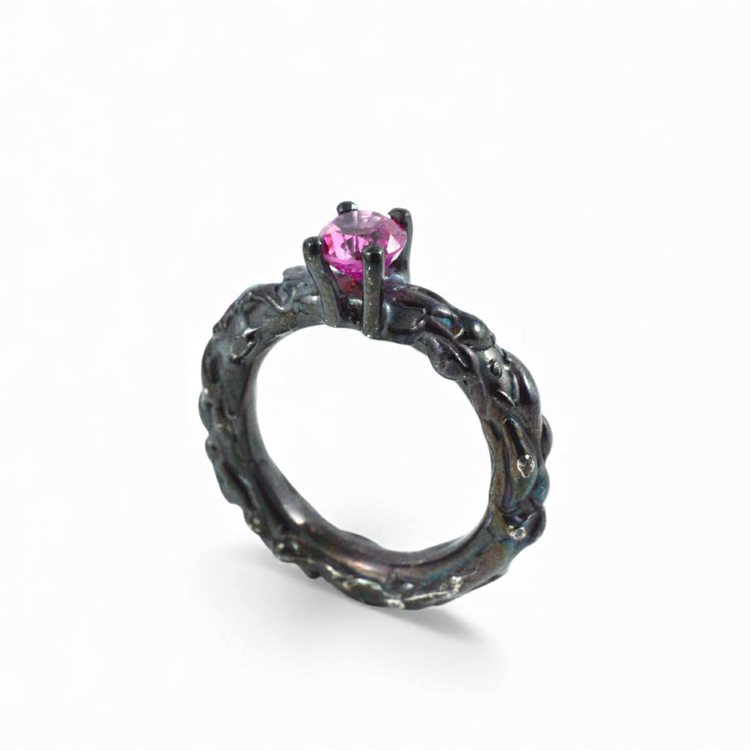 Anello martellato in argento brunito nero con rubino– Rosso Veneziano Gioielli