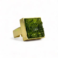 Carica l&#39;immagine nel visualizzatore di Gallery, Anello carrè in bronzo dorato e resina colorata
