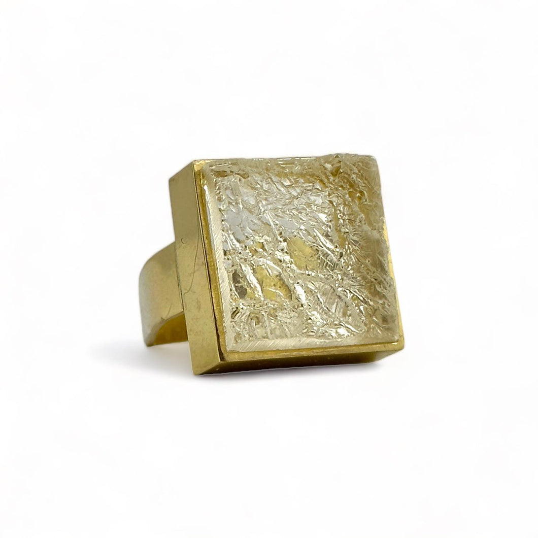 Anello carrè in bronzo dorato e resina colorata