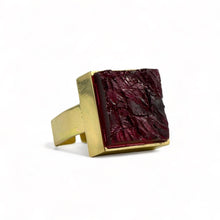 Carica l&#39;immagine nel visualizzatore di Gallery, Anello carrè in bronzo dorato e resina colorata
