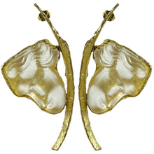 Carica l&#39;immagine nel visualizzatore di Gallery, Orecchini scultura in bronzo dorato e resina
