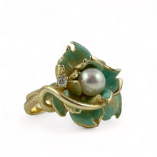 Carica l&#39;immagine nel visualizzatore di Gallery, Anello fiore in argento dorato con perla e smalti colorati
