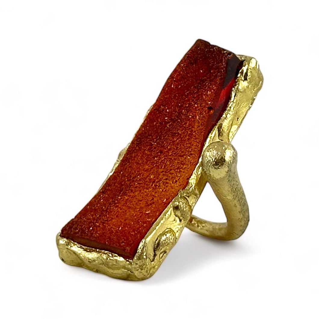 Anello rettangolare in bronzo dorato e resina colorata