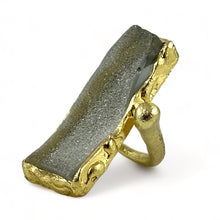 Carica l&#39;immagine nel visualizzatore di Gallery, Anello rettangolare in bronzo dorato e resina colorata
