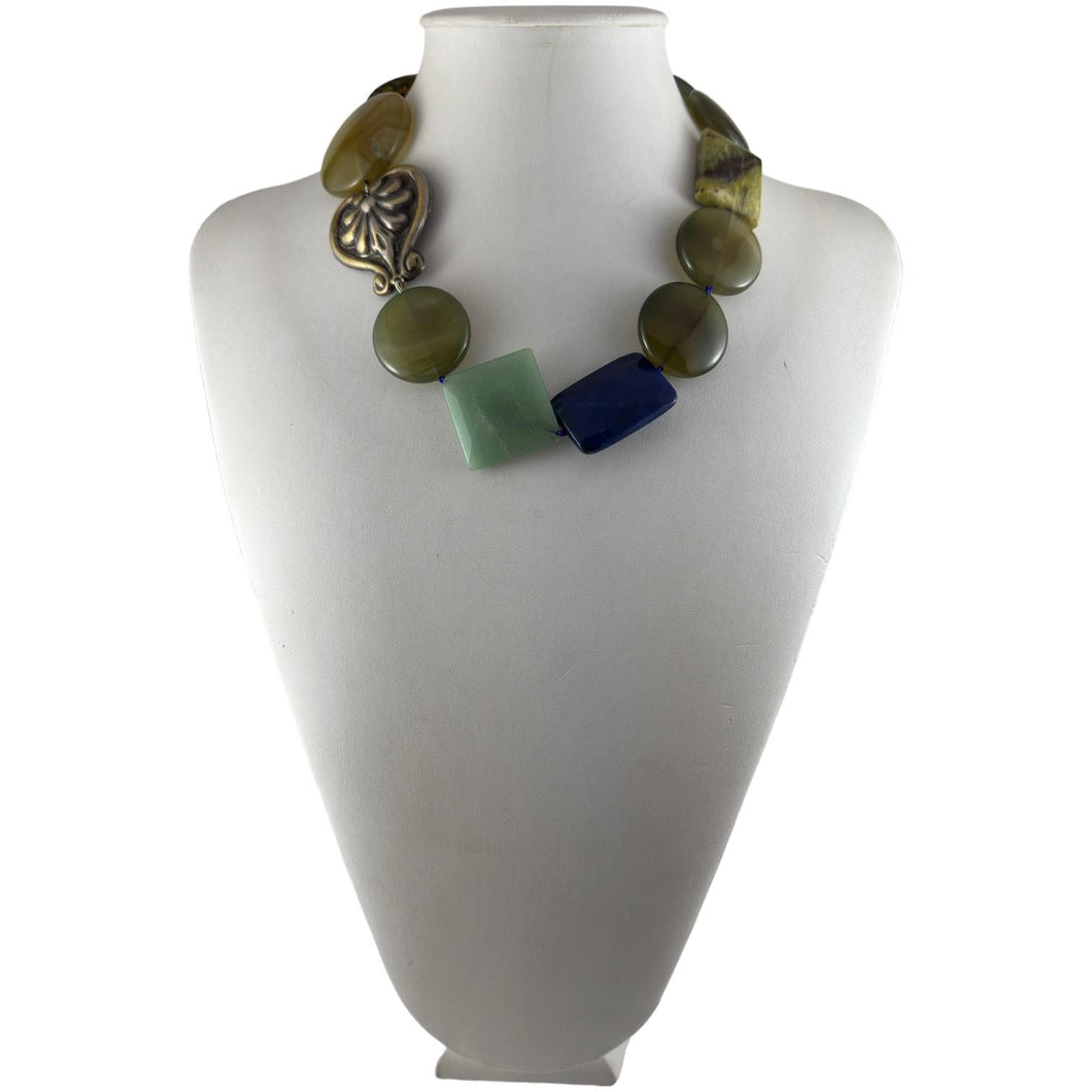 Collana girocollo in pietre naturali con elemento antico