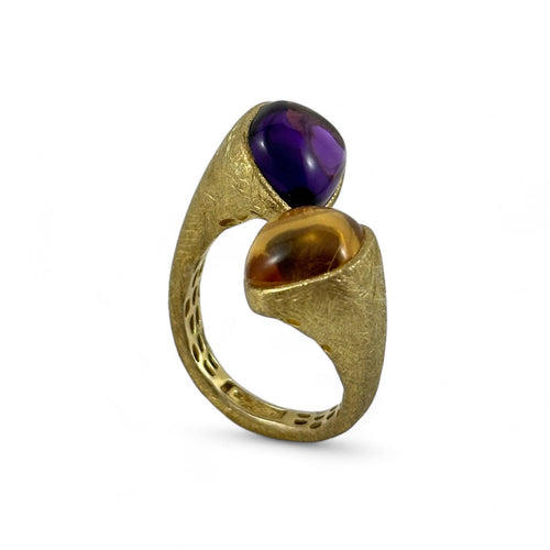 Anello modello contrariè in argento dorato satinato con ametista e quarzo citrino
