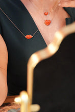 Carica l&#39;immagine nel visualizzatore di Gallery, Collana labbra in oro rosa e corallo naturale
