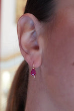 Carica l&#39;immagine nel visualizzatore di Gallery, Orecchini in Oro Rosa 18K con Rubino Naturale a Goccia – Rosso Veneziano Gioielli
