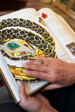 Carica l&#39;immagine nel visualizzatore di Gallery, Anello serpente in oro rosa con goccia di smeraldo e diamanti
