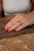 Carica l&#39;immagine nel visualizzatore di Gallery, Anello donna in argento dorato martellato con zaffiro
