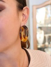 Carica l'immagine nel visualizzatore di Gallery, Orecchini artigianali in ambra cabochon con diamanti Lab - Rosso Veneziano Gioielli
