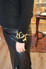 Carica l&#39;immagine nel visualizzatore di Gallery, Grande Bracciale bangle con cuori in bronzo dorato

