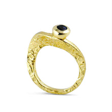 Carica l&#39;immagine nel visualizzatore di Gallery, Anello donna in argento dorato martellato con zaffiro
