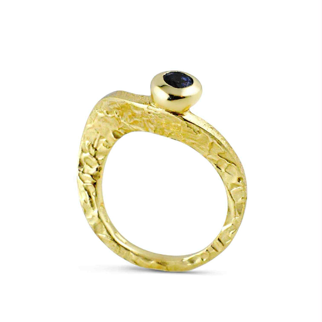 Anello donna in argento dorato martellato con zaffiro