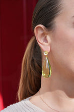 Carica l&#39;immagine nel visualizzatore di Gallery, Orecchini a Goccia con Ambra Verde Messicana e Fiore in Argento Dorato – Rosso Veneziano Gioielli
