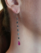 Carica l&#39;immagine nel visualizzatore di Gallery, Orecchini in oro rosa 18 kt con rubini a goccia e diamanti grezzi - Rosso Veneziano Gioielli
