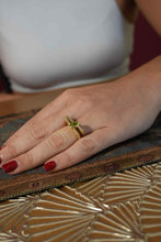 Carica l&#39;immagine nel visualizzatore di Gallery, Anello donna carrè in argento dorato con peridoto
