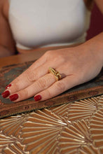Carica l&#39;immagine nel visualizzatore di Gallery, Anello donna carrè in argento dorato martellato con quarzo citrino
