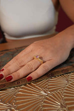 Carica l&#39;immagine nel visualizzatore di Gallery, Anello donna carrè in argento dorato martellato con zaffiro rosa
