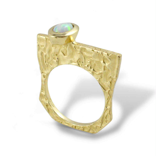 Anello donna carrè in argento dorato martellato con opale arlecchino