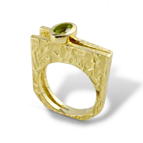 Anello donna carrè in argento dorato martellato con peridoto