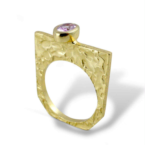 Anello donna carrè in argento dorato martellato con zaffiro rosa