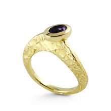 Carica l&#39;immagine nel visualizzatore di Gallery, Anello donna in argento dorato martellato con ametista

