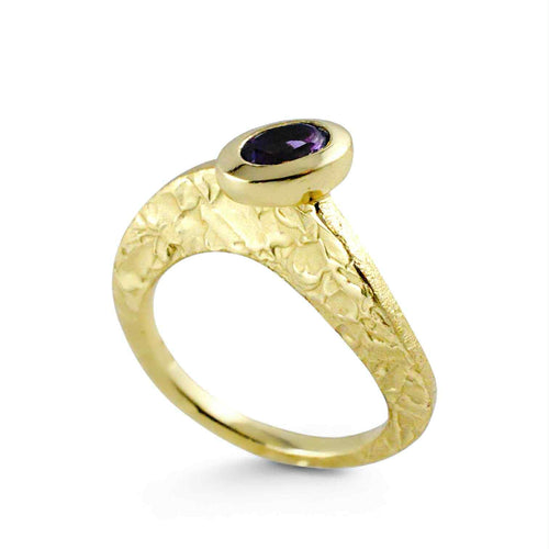 Anello donna in argento dorato martellato con ametista
