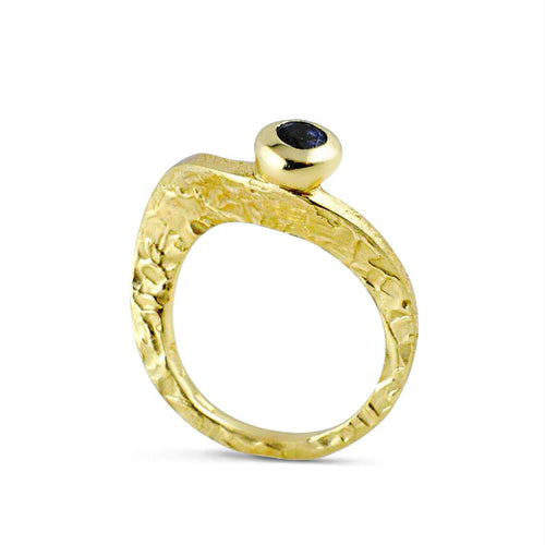 Anello donna in argento dorato martellato con zaffiro