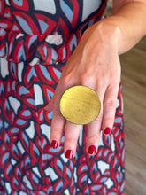 Carica l'immagine nel visualizzatore di Gallery, Anello donna ovale in ebano con foglia d'oro - Rosso Veneziano Gioielli
