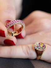 Carica l'immagine nel visualizzatore di Gallery, Anello fascia in oro rosa 18 carati con zaffiri rosa e diamanti - Rosso Veneziano Gioielli
