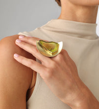 Carica l'immagine nel visualizzatore di Gallery, Anello in Bronzo Dorato con Resina Verde – Rosso Veneziano
